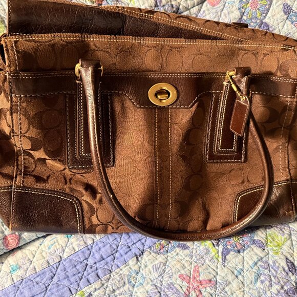 Coach Hamptons Signature Satchel - Picture 6 of 9